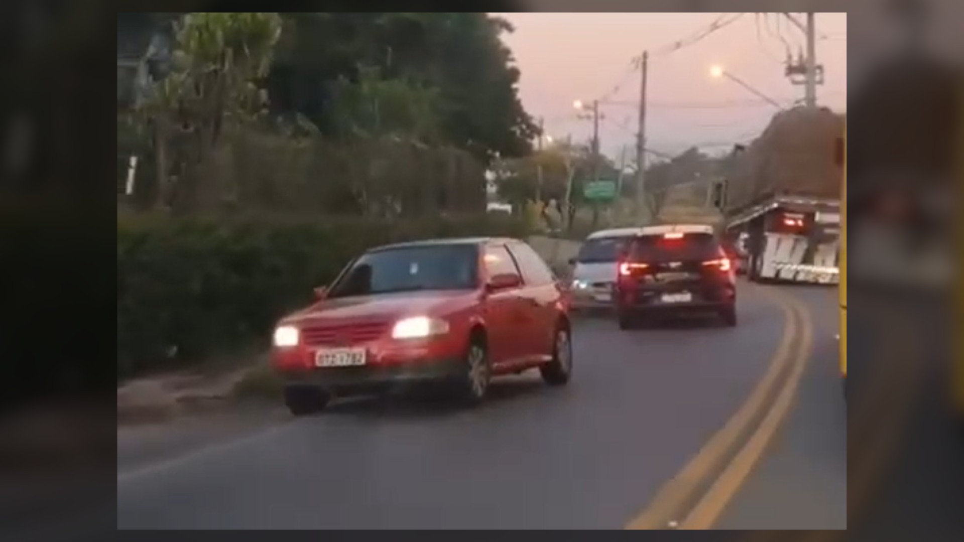 Motorista tenta ultrapassar caminhão em local proibido e bate de frente com carro em Jundiaí; vídeo