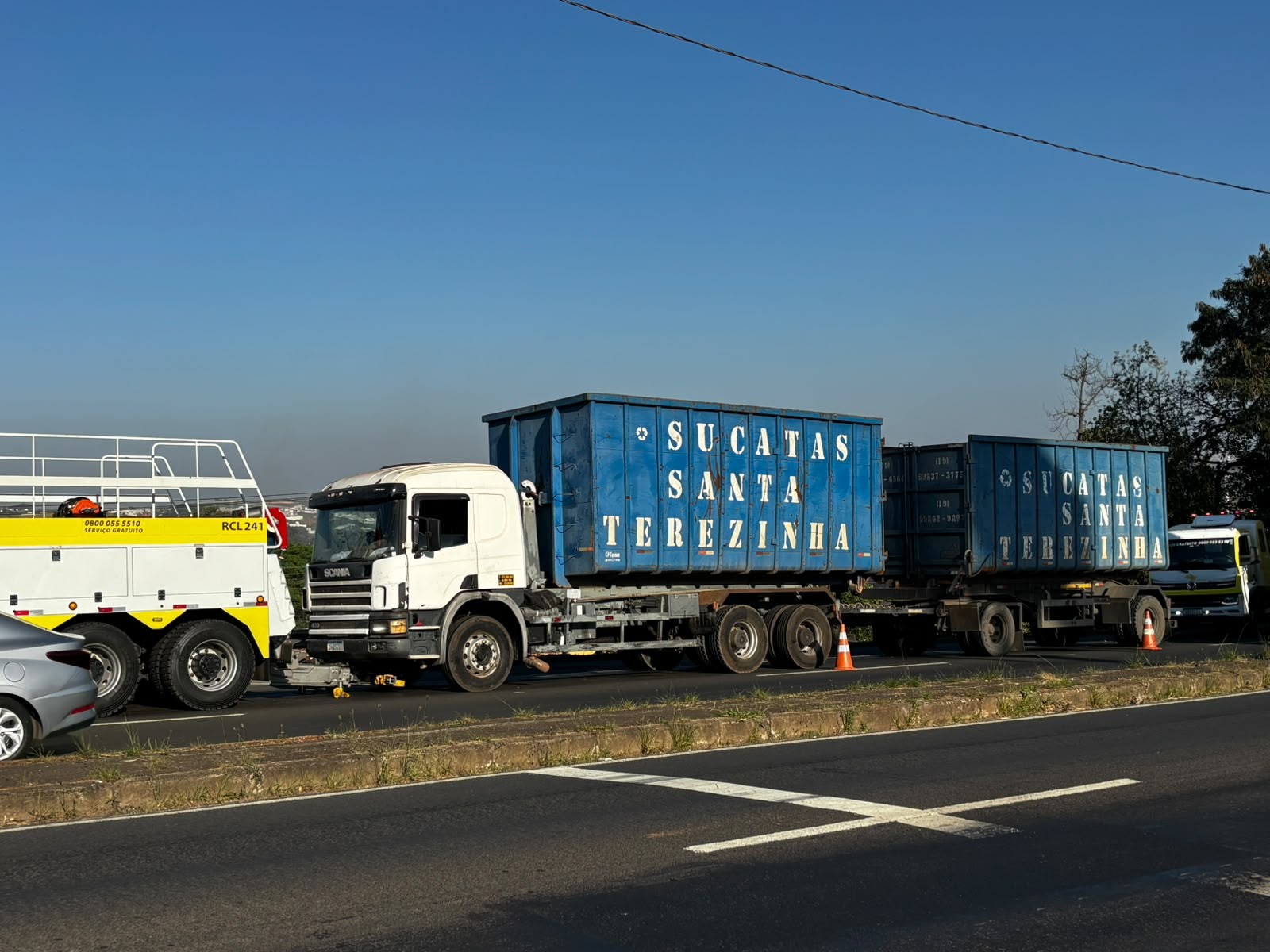 Caminhão com 25 toneladas de sucata quebra, interdita faixa e trava trânsito na Rodovia Luiz de Queiroz em Piracicaba 