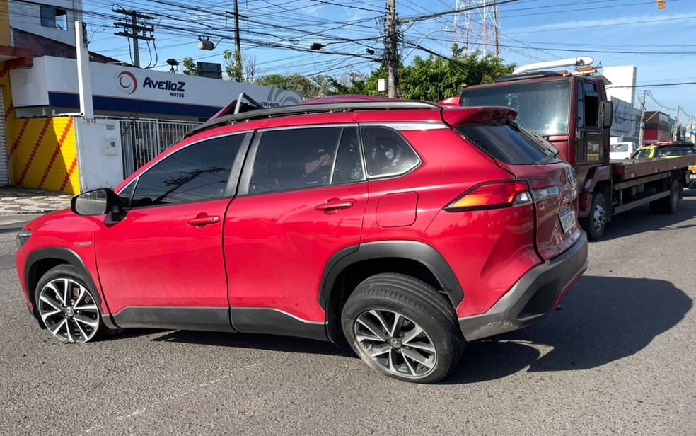 Homem morre após batida entre carro e caminhão em Feira de Santana — Foto: Maylla Nunes/ g1