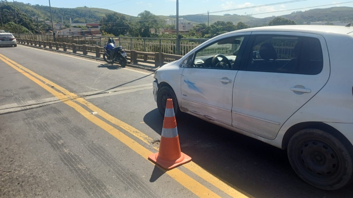 Acidente entre carro e moto deixa motociclista gravemente ferido na BR-393 em Volta Redonda