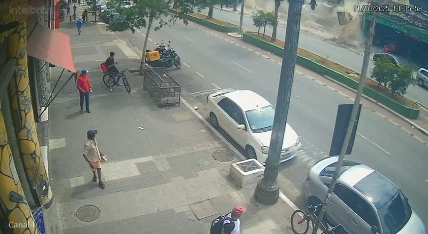 Marquise desaba no Centro de SP e deixa dois pedreiros feridos; VÍDEO