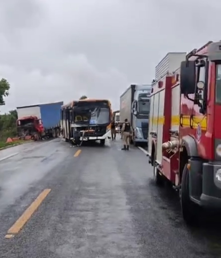 Duas pessoas ficam feridas em acidente entre carreta, caminhão e dois ônibus na BR-251