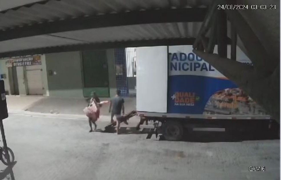 Criminosos roubaram  centenas de quilos de carne de um caminhão frigorífico que iria abastecer o Mercado Municipal de Itarema, no interior do Ceará. — Foto: Reprodução
