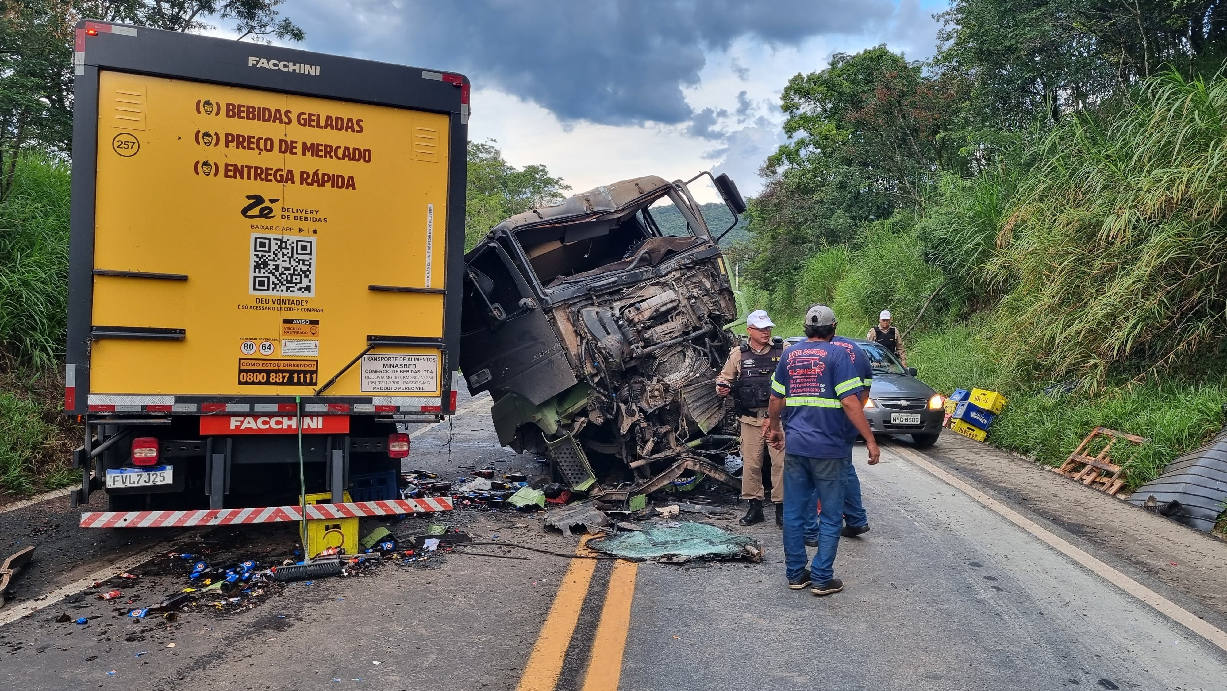 Motociclista morre após bater em caminhão que fazia conversão na BR-459, em Congonhal, MG