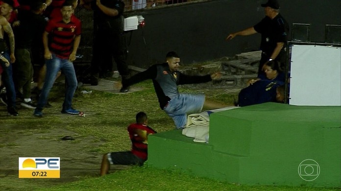 Transmissão ao vivo mostra grupo invadir jogo de futebol e matar três no AM