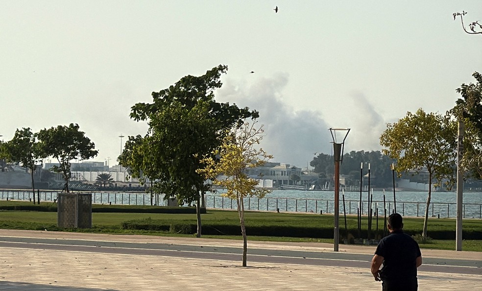 Fumaça é vista em Doha, no Catar, após explosões por conta de um ataque de Israel contra lideranças do Hamas que estavam na cidade, em 9 de setembro de 2025. — Foto: Ibraheem Abu Mustafa/ Reuters