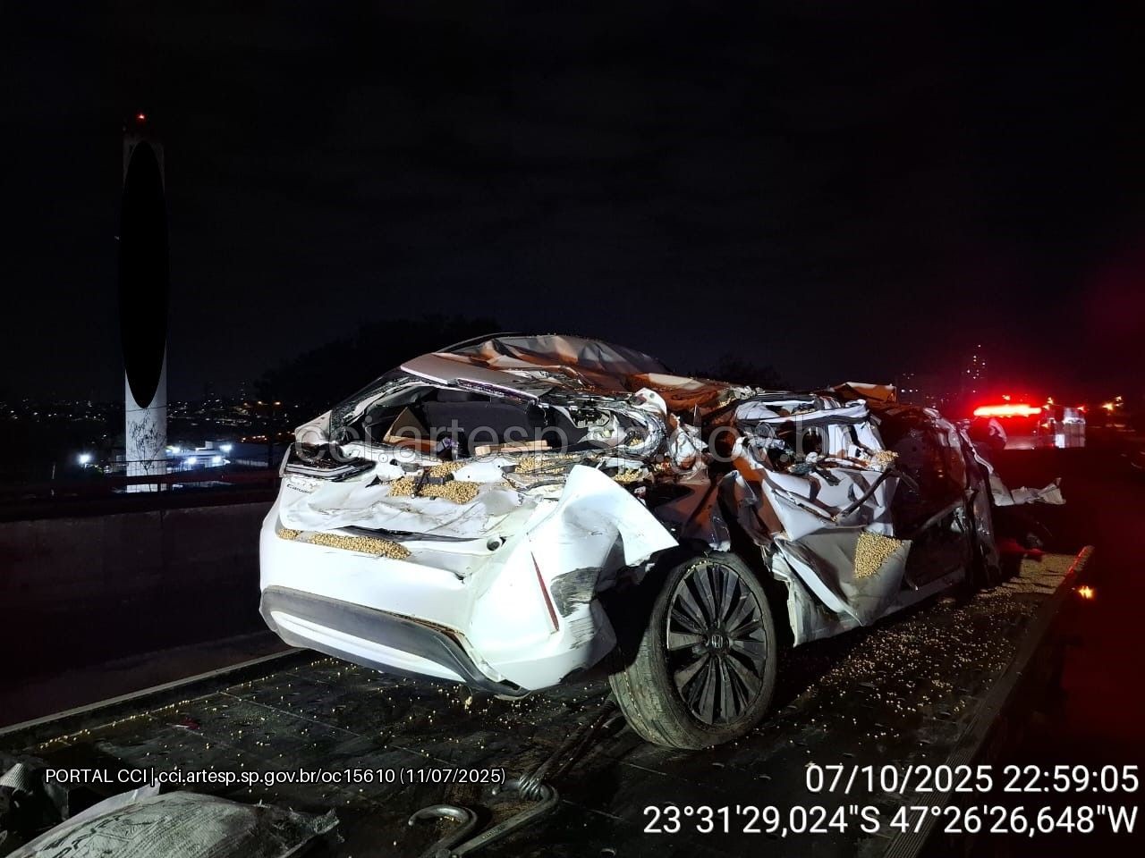 Carreta com mais de 40 toneladas de soja tomba e esmaga carros na Raposo Tavares em Sorocaba