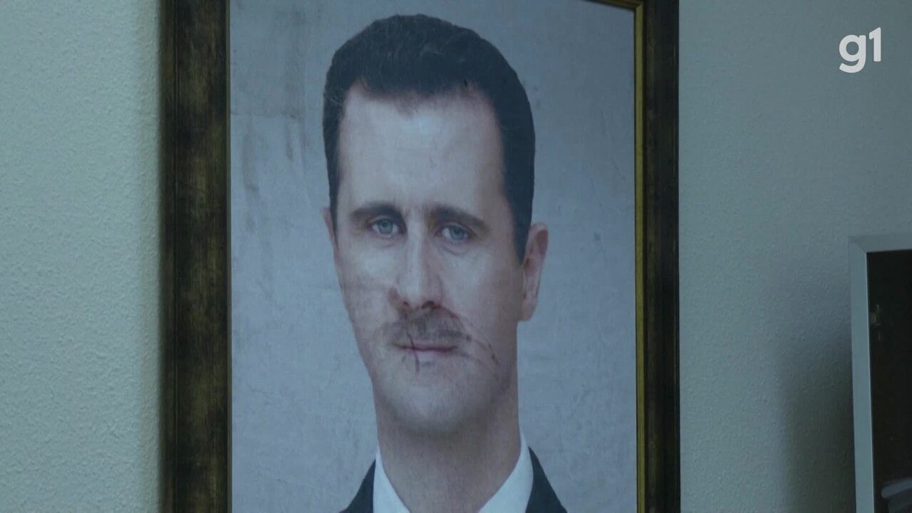 VÍDEO: Rebeldes reviram escritórios de Bashar al-Assad na Síria e jogam foto de ditador no chão
