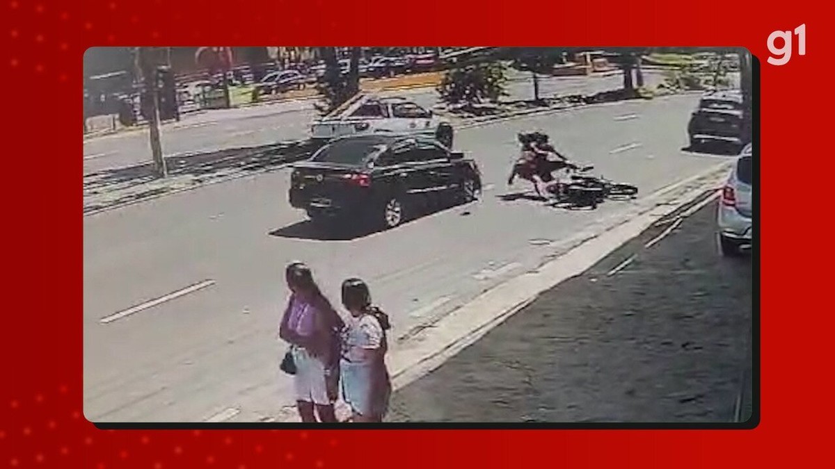 Motociclista e garupa ficam feridos em acidente em Manaus; VÍDEO