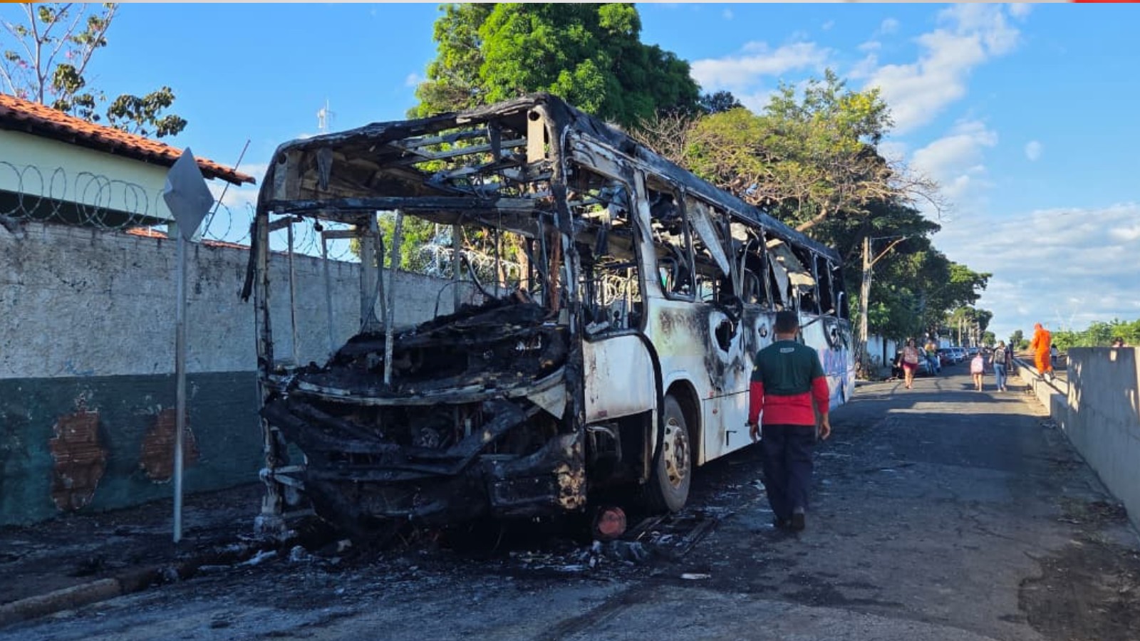 Ônibus escolar fica destruído após incêndio em frente a colégio em Teresina