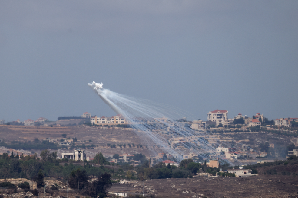 Israel realiza ataque no norte do Líbano; imagem mostra cidade do sul do país vista a partir de Jish, no norte de Israel, em 2 de outubro de 2024 — Foto: Jim Urquhart/Reuters
