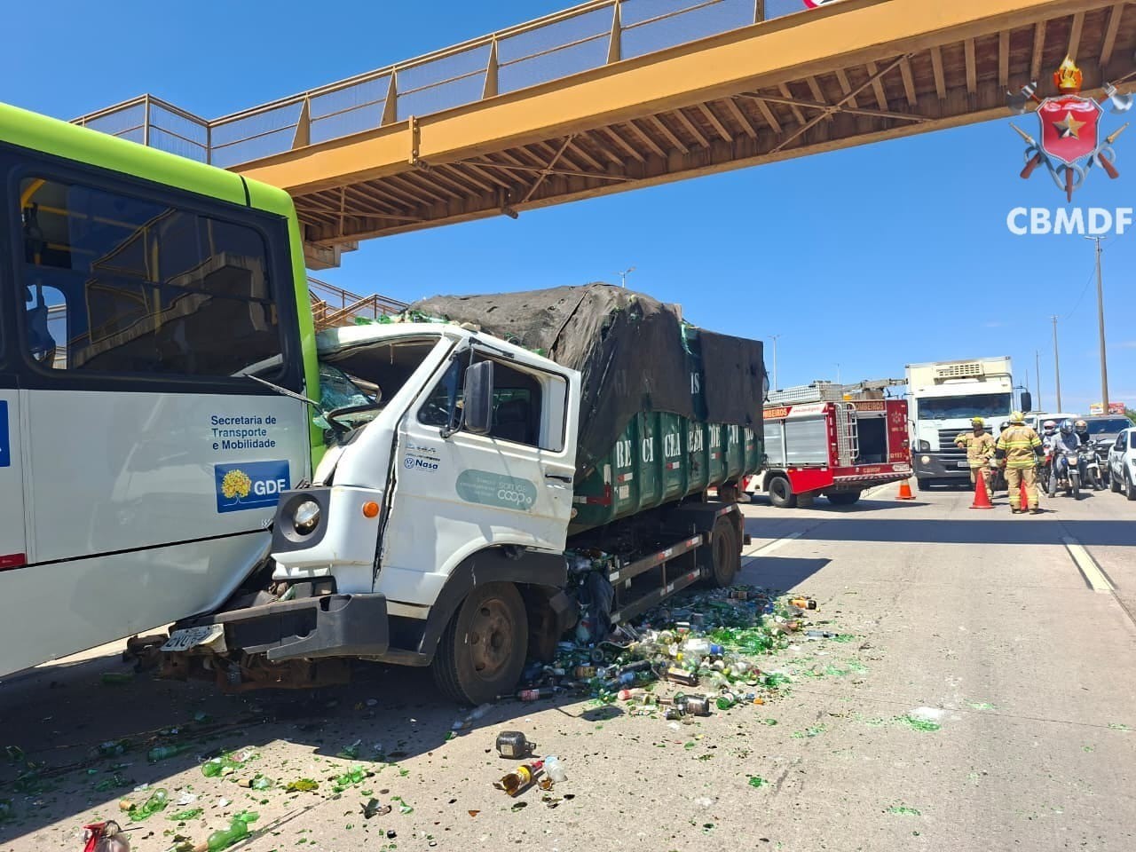Acidente entre ônibus e caminhão deixa passageira ferida e duas faixas da via Estrutural interditadas no DF