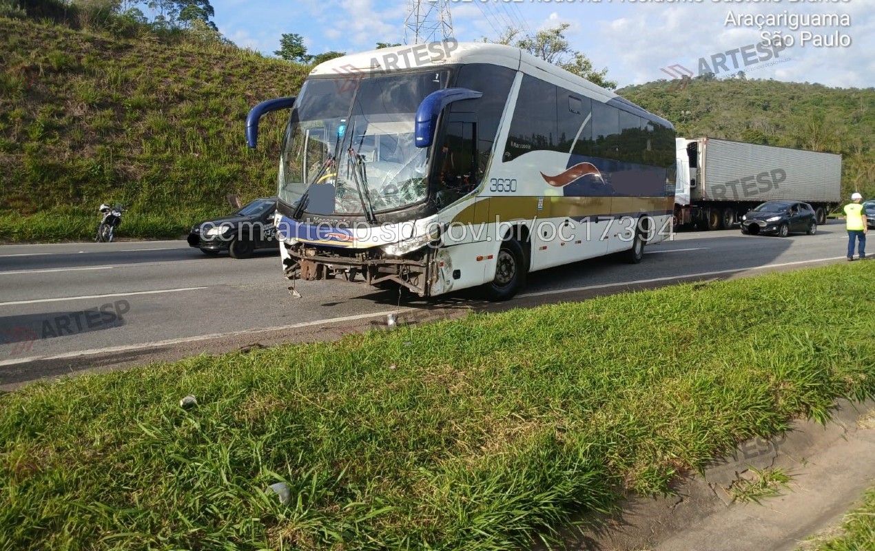 Acidente com ônibus e carros interdita trecho da Castello Branco em Araçariguama
