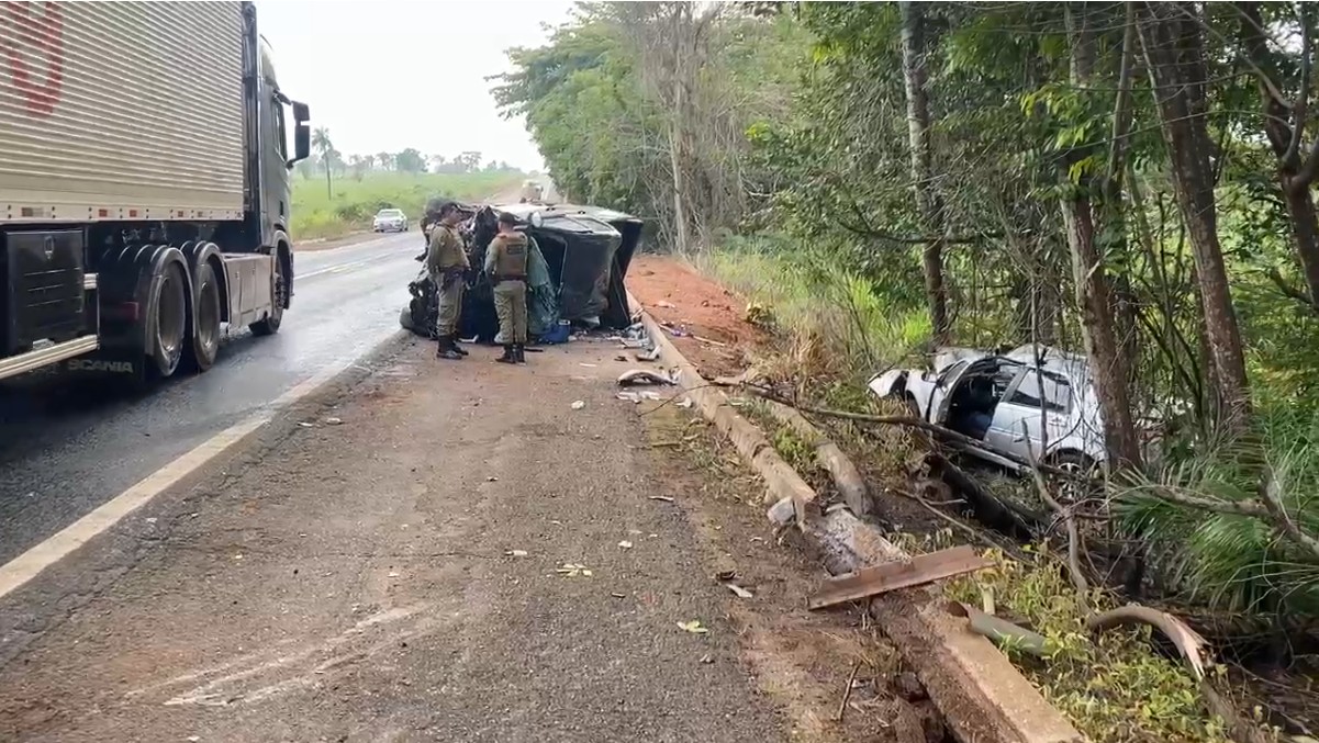 Dois homens morrem em acidente entre duas caminhonetes e um carro na BR-153