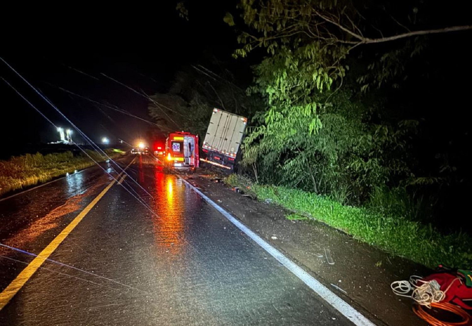 Mulher grávida e dois filhos morrem após acidente entre carro e caminhão na BR-153