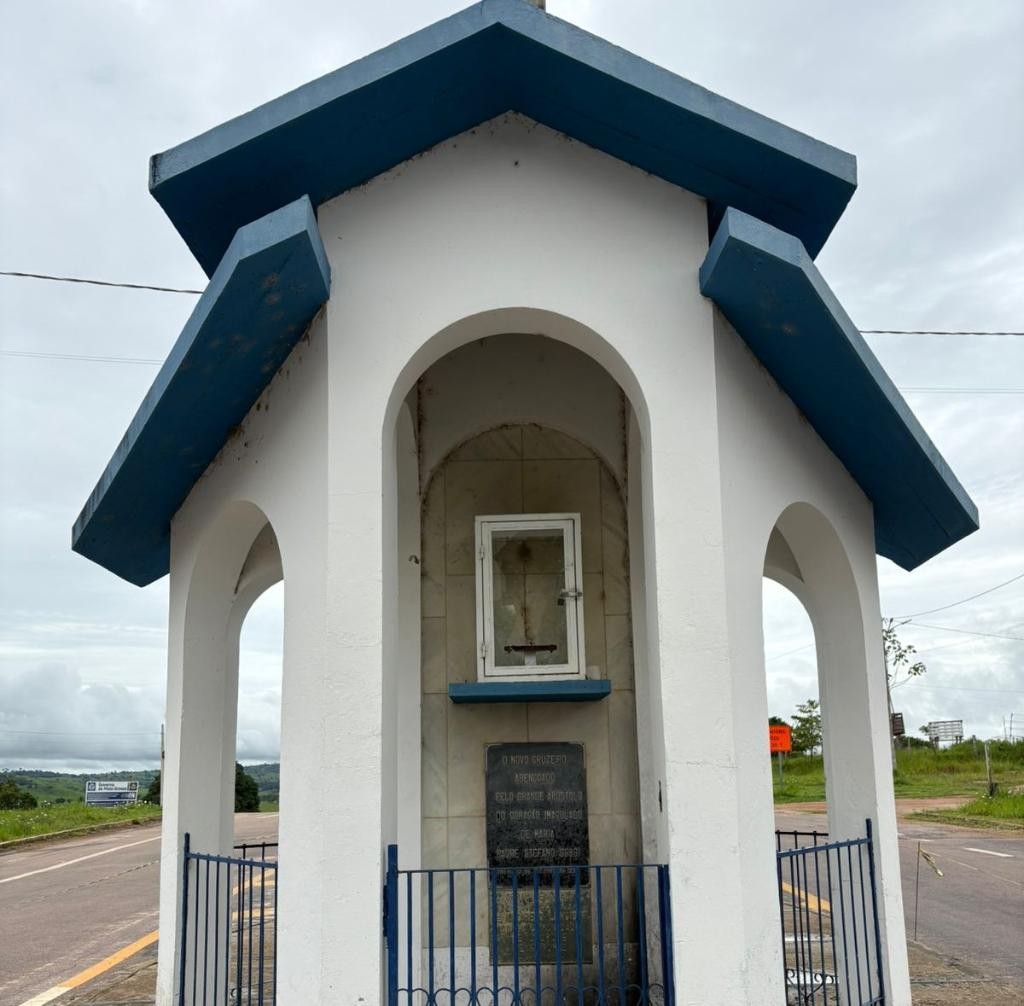 Homem quebra imagem de Nossa Senhora Aparecida com machado em capela de MT: 'a mando de espíritos'