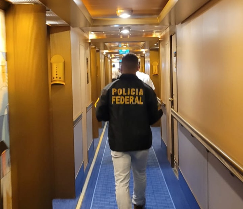 Polícia Federal dentro do navio, no porto de Ilhéus — Foto: Polícia Federal