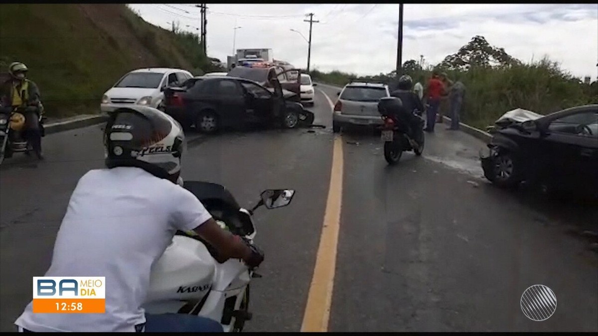 Carro Bate Em Outro Veículo E Atinge Viatura Da Polícia No Bairro Campinas De Pirajá Em 