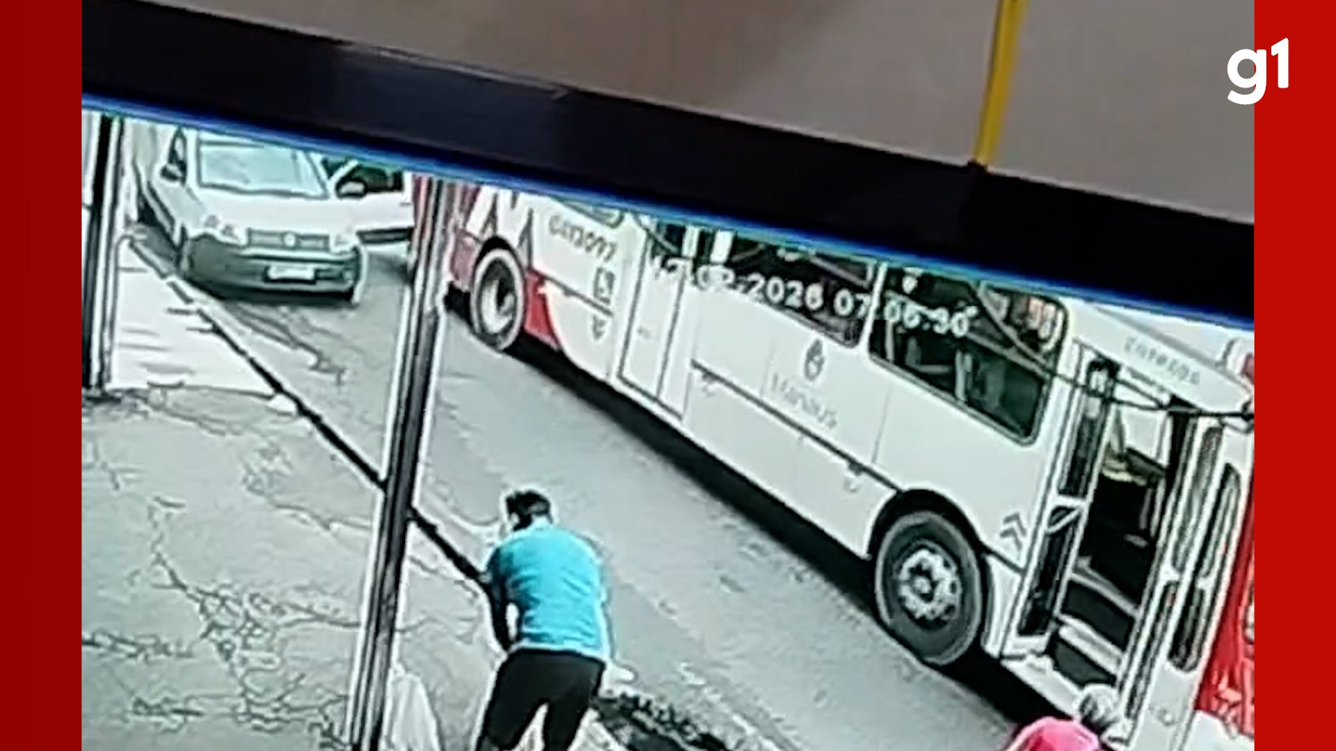 Vídeo mostra momento em que motorista perde dedo ao abrir porta de carro e ser atingido por ônibus em Manaus