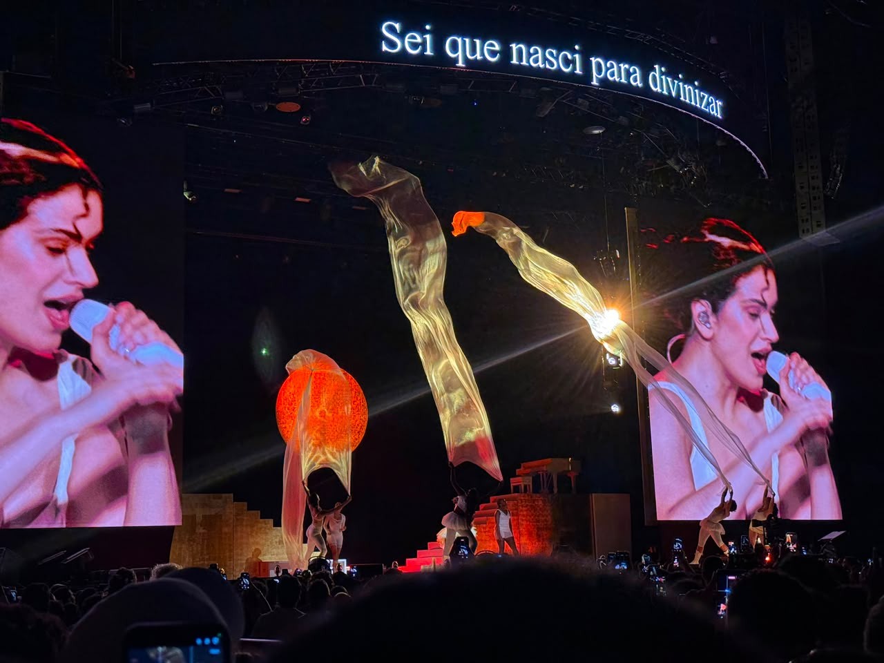 Rosalía encanta público carioca com show magistral e teatral