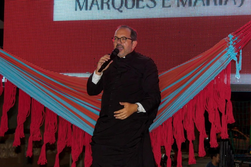 Padre potiguar Gleiber Dantas leiloou bolo por R$ 100 mil — Foto: Paróquia de São Bento/Divulgação