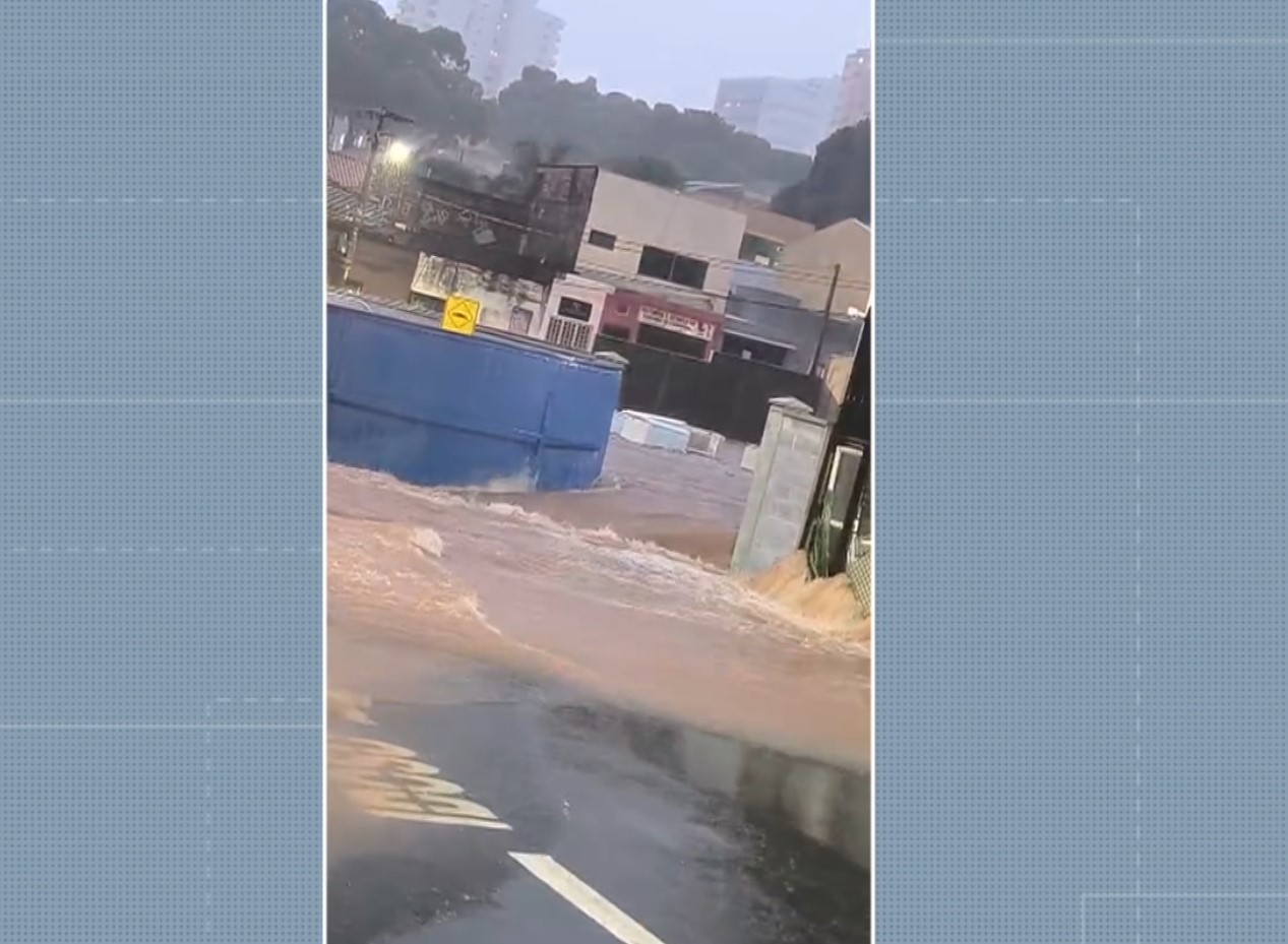 Tempestade faz piscinões transbordarem e causa prejuízo a comerciantes no centro de Limeira