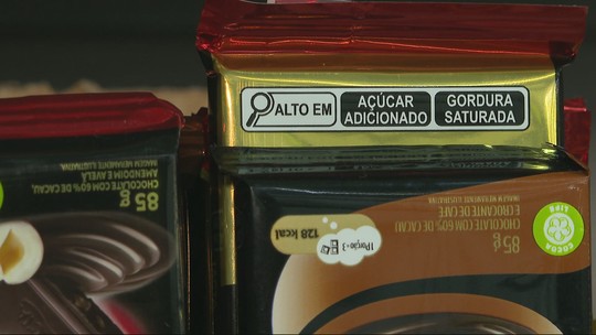 Acaba prazo para adequar embalagens de alimentos com dados sobre alto teor de sal, gordura saturada e açúcar; entenda - Foto: (Reprodução/Bom Dia Brasil)