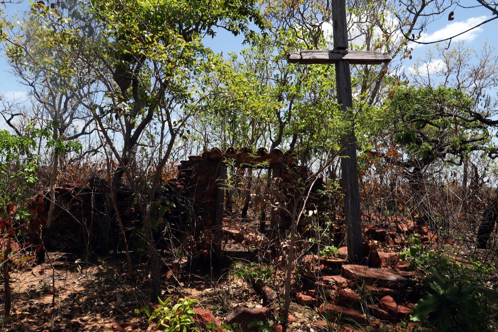 Túmulos de cemitério centeário eram construídos com pedras — Foto: Manoel Junior/Governo do Tocantins