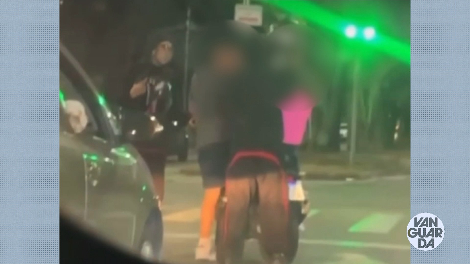 VÍDEO: Pai pega filha no colo para proteger durante assalto a moto em São José dos Campos