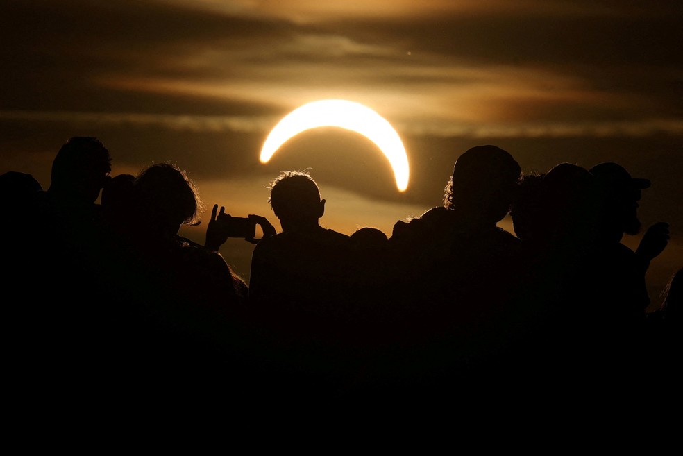 A Lua encobre parcialmente o Sol durante o eclipse solar visto de Berlim, na Alemanha, nesta quarta-feira (12). — Foto: Fabrizio Bensch/Reuters