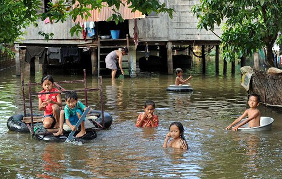 Inundações no Camboja — Foto: Tang Chhin Sothy / AFP Photo