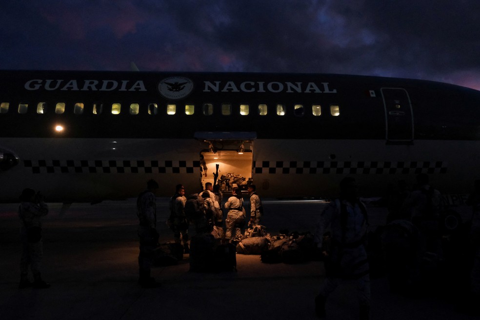 Membros da Guarda Nacional do México embarcam em Cancún com destino à fronteira — Foto: REUTERS/Paola Chiomante