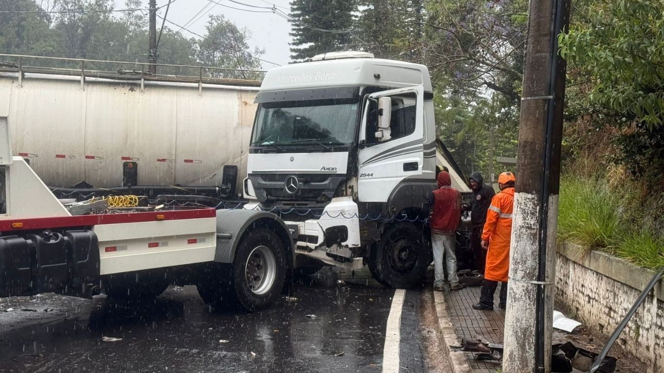 Acidente entre caminhões e carro deixa feridos em Águas de Lindóia​‌​