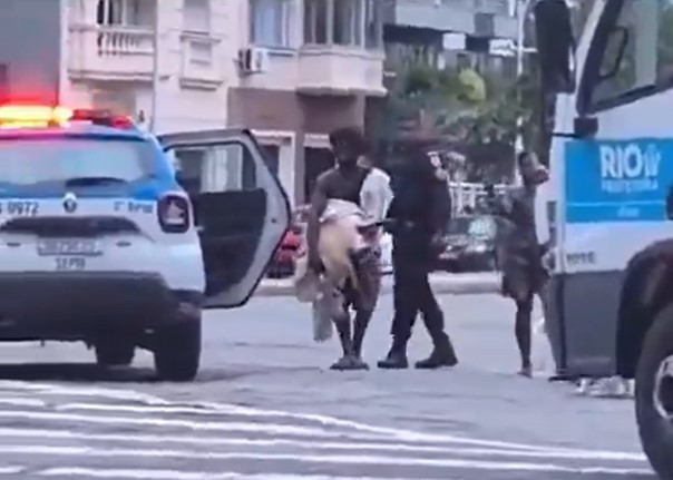 PM resgata tartaruga viva com homem em situação de rua e a devolve ao mar; VÍDEO