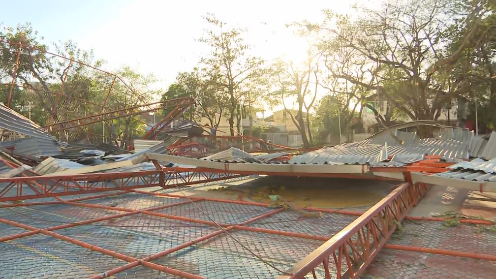 Caixas d'águas depreendem de prédio e destrói praça em Nova Iguaçu — Foto: Reprodução/TV Globo