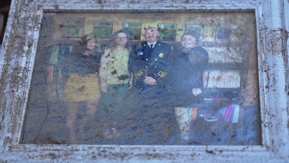 Porta-retrato encontrado com lama após furacão na Flórida — Foto: Reprodução/TV Globo