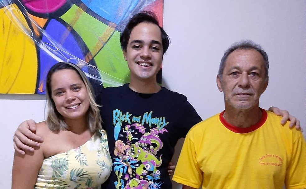 Valdir Cndido Duarte, na foto com os filhos, Jos Valdir e Dbora, esperou agendamento de consulta por um ano antes de morrer, em 2022 — Foto: Acervo pessoal