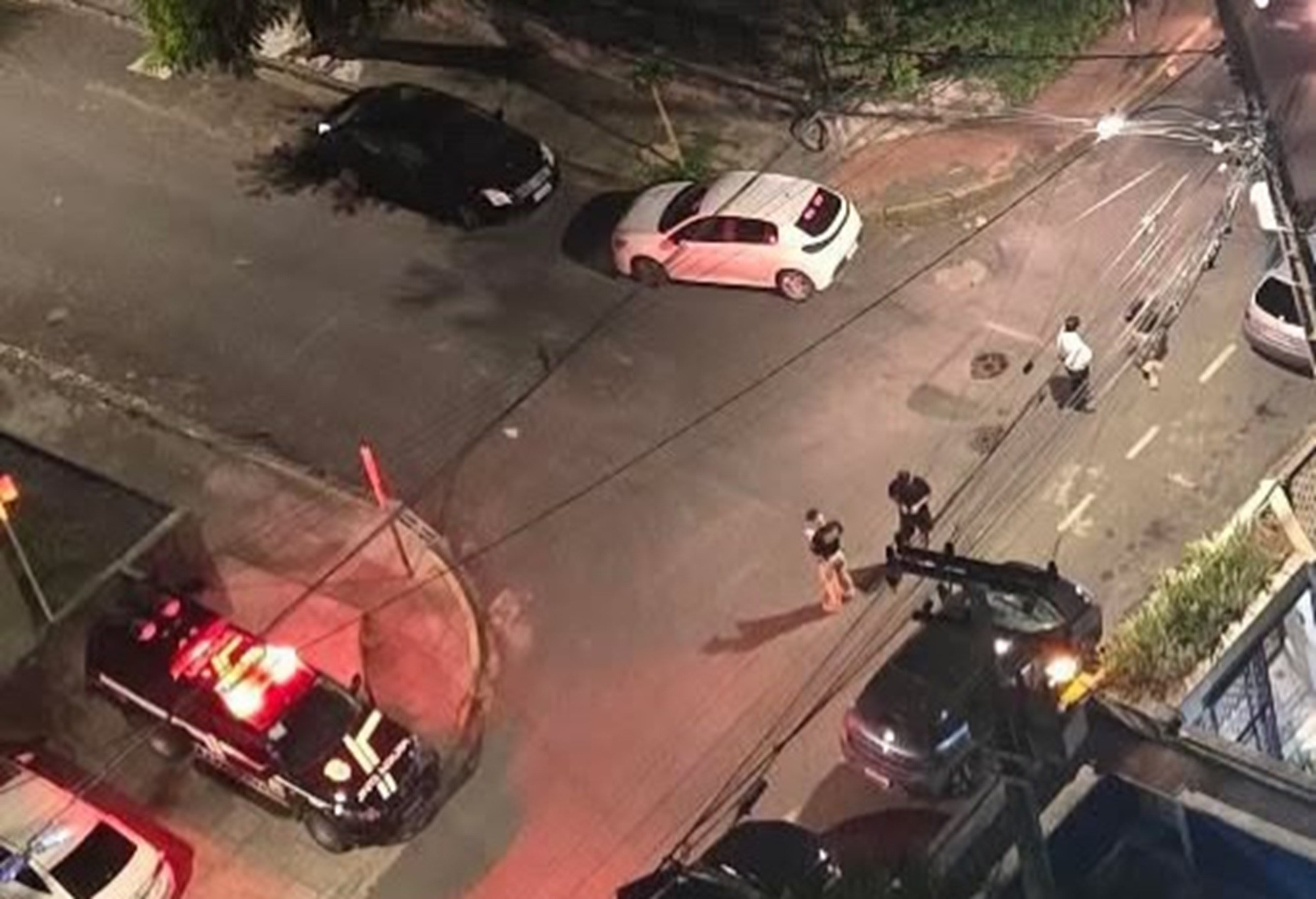 Homem morre ao ser baleado em tiroteio entre policiais e criminosos no Espinheiro