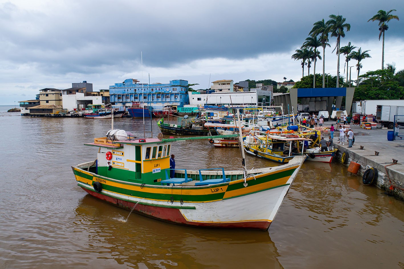 Barco de socorro começa a operar 24h na costa de Macaé, no RJ