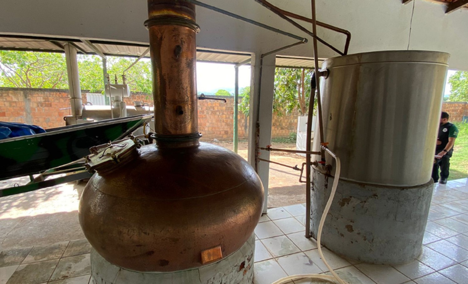 Operação em fábricas clandestinas apreende 11 mil litros de cachaça e destilados; veja imagens