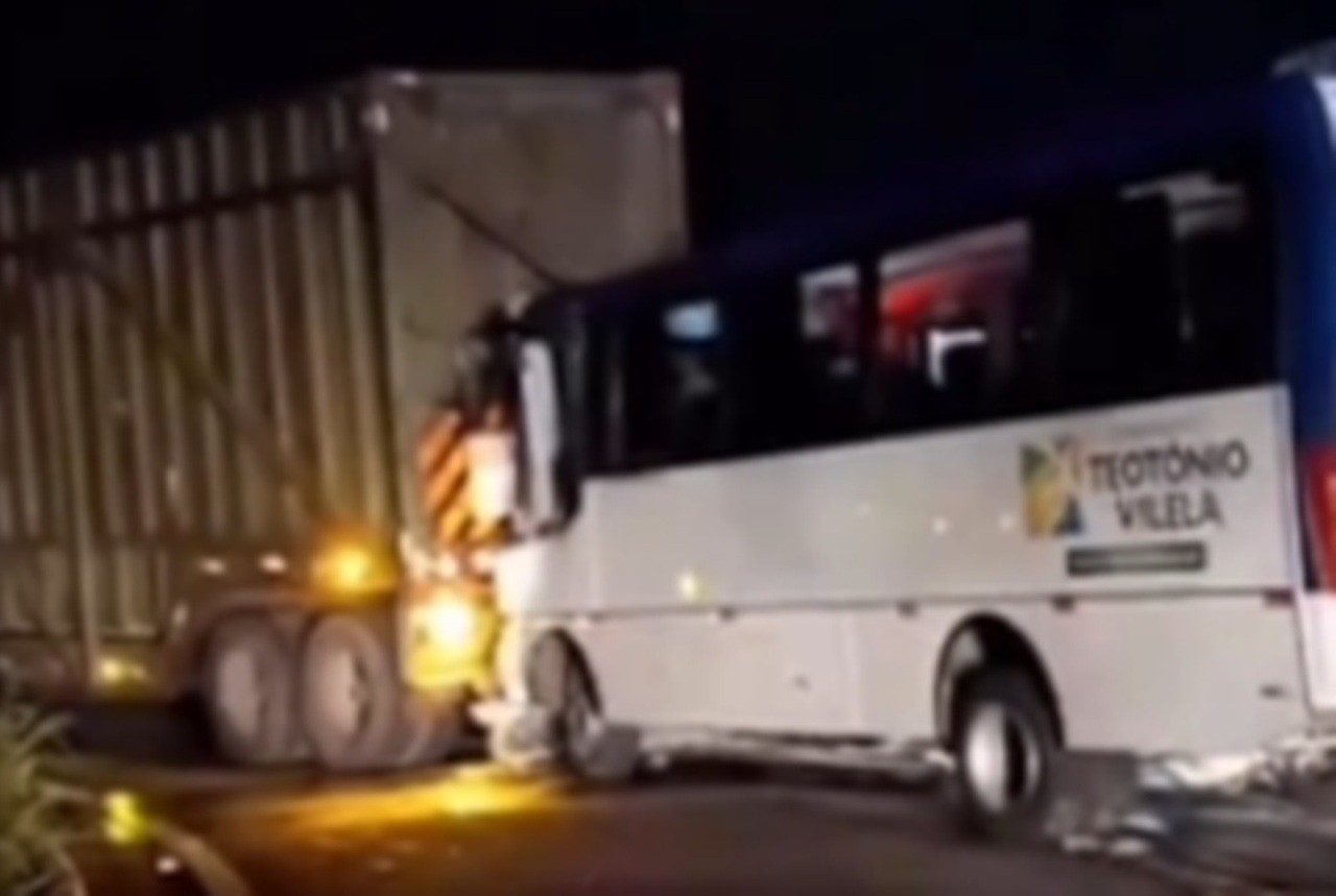 Motorista de ônibus que levava universitários morre após colidir contra caminhão no interior de Alagoas