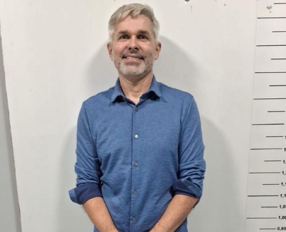 Rafael Galvan (Novo) sorriu para foto após prisão na Delegacia de Sinop (MT) — Foto: Reprodução