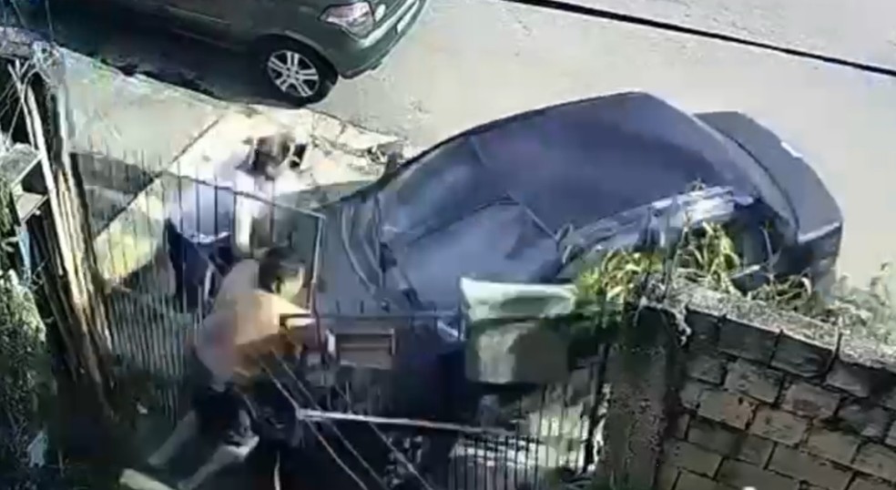 Casal foi atingido por motorista no Jardim Tarumã, em Jundiaí (SP) — Foto: Câmera de segurança/Reprodução