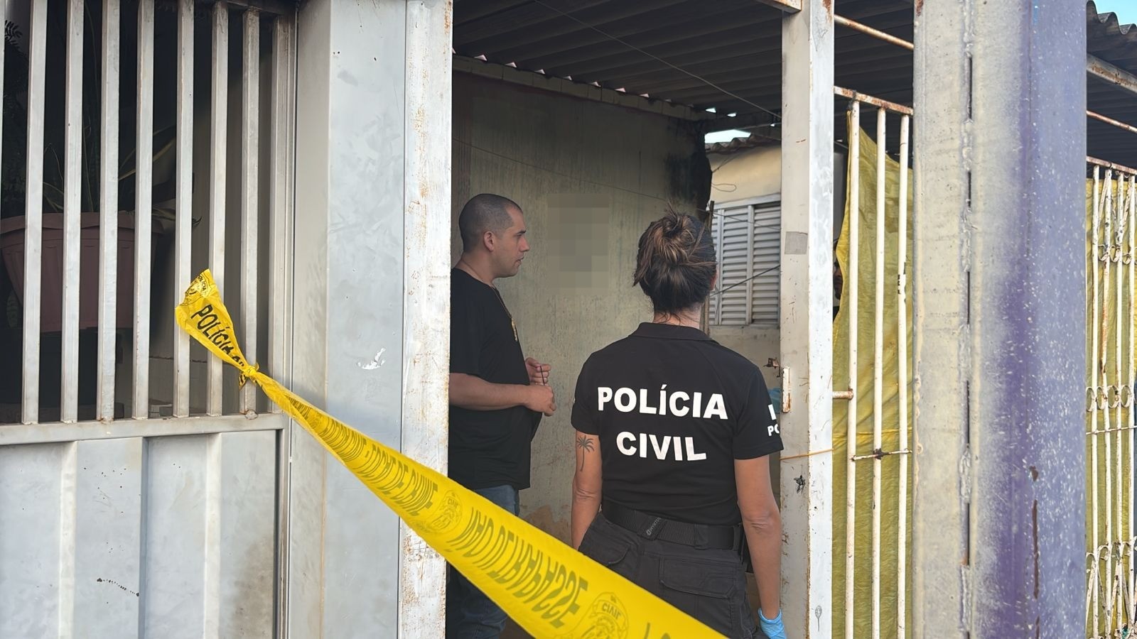 Mulher é encontrada morta com sinais de enforcamento no Recanto das Emas, no DF; companheiro está desaparecido