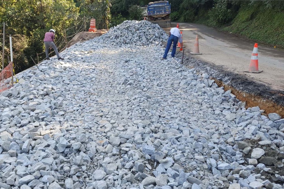 Graciosa, estrada histórica que liga Curitiba ao litoral, passa por reformas emergenciais após deslizamentos de terra e aparecimento de trincas — Foto: DER