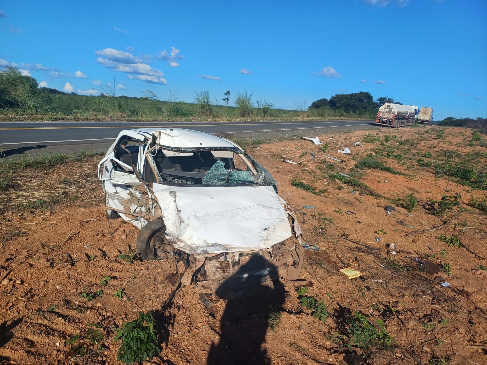 Mulher de 33 anos morre em acidente envolvendo carro e caminhão na BA; bebê ficou ferido