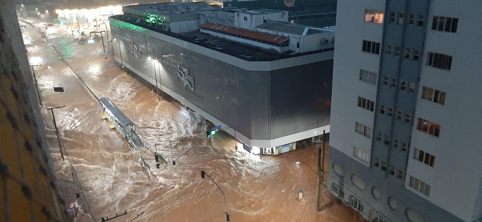 VÍDEO: Chuva volta a alagar vias de Uberaba pelo segundo dia seguido; parte de muro de cemitério desaba