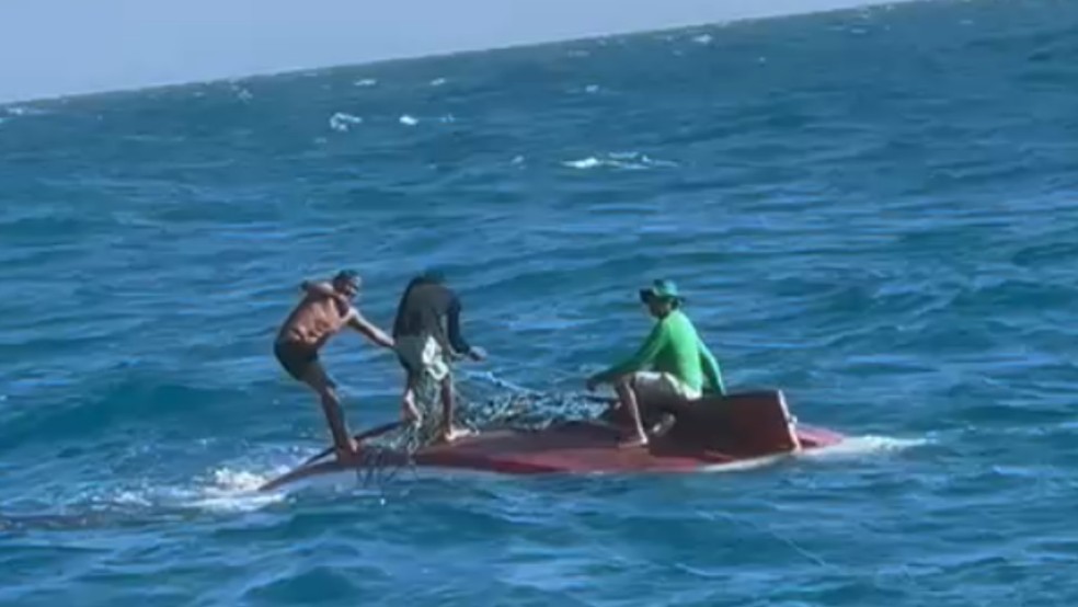 Pai e filho são resgatados à deriva em alto mar se alimentando de leite e sal — Foto: TV Verdes Mares/Reprodução