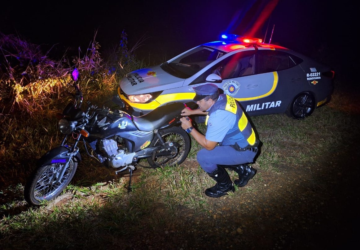 Polícia Rodoviária localiza moto furtada abandonada às margens da SP-613, em Teodoro Sampaio