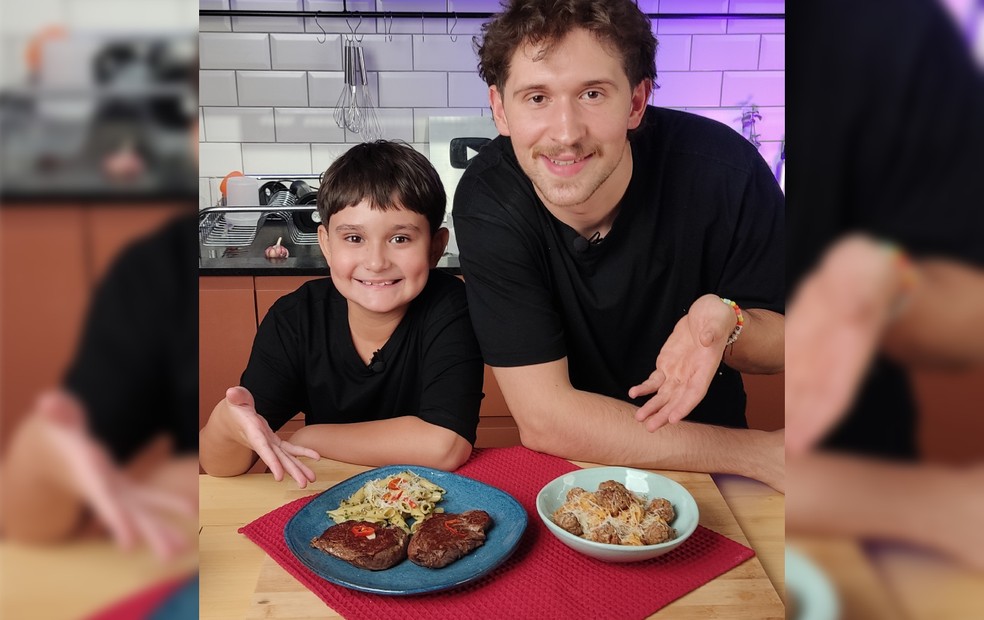 Nicolas realizou o sonho de conhecer sua maior inspiração, o também influencer gastronômico 'Cheff Otto" — Foto: Arquivo pessoal